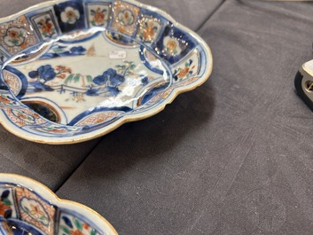 Une grande verseuse en porcelaine de Chine verte-Imari et deux paires de verseuses couvertes sur supports, Kangxi/Qianlong