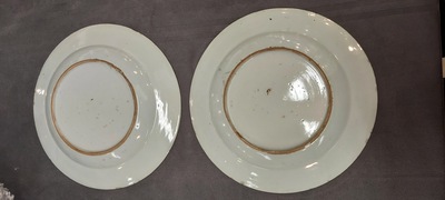 Un grand plat et 26 assiettes en porcelaine de Chine en bleu et blanc, Kangxi/Qianlong
