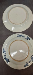 Un grand plat et 26 assiettes en porcelaine de Chine en bleu et blanc, Kangxi/Qianlong