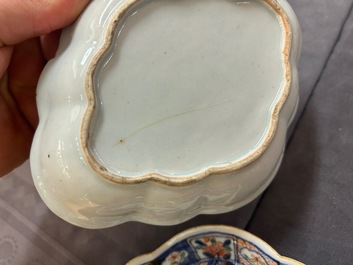 Une grande verseuse en porcelaine de Chine verte-Imari et deux paires de verseuses couvertes sur supports, Kangxi/Qianlong