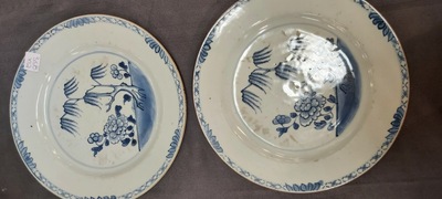 Un grand plat et 26 assiettes en porcelaine de Chine en bleu et blanc, Kangxi/Qianlong