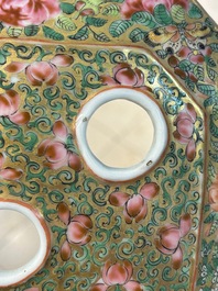 Twee fraaie Chinese Canton famille rose bloemenhouders waarvan &eacute;&eacute;n met vergulde montuur, 19e eeuw