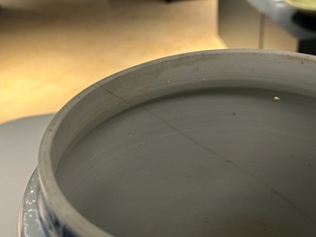 Een Chinese blauw-witte pot met decor van antiquiteiten, Kangxi
