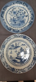 Un grand plat et 26 assiettes en porcelaine de Chine en bleu et blanc, Kangxi/Qianlong