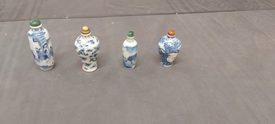 Vier Chinese blauw-witte snuifflessen, 18/19e eeuw