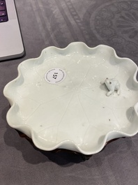 Een Chinese Dehua blanc de Chine penselenwasser met een kikker op lotusblad op houten sokkel, Kangxi/Yongzheng