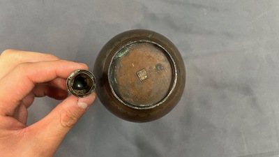 Twee Vietnamese met zilver en koper ingelegde paktong stukken en een blauw-witte kalebasvaas, 16e en 19e eeuw