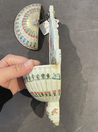 Een zeldzaam Chinees famille rose wijwatervat met deksel, Qianlong