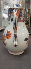 Une grande verseuse en porcelaine de Chine verte-Imari et deux paires de verseuses couvertes sur supports, Kangxi/Qianlong