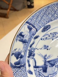 Twee Chinese blauw-witte borden met de Cao zussen, Kangxi merk en periode en Yongzheng