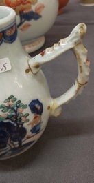 Une grande verseuse en porcelaine de Chine verte-Imari et deux paires de verseuses couvertes sur supports, Kangxi/Qianlong