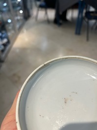 Een Chinees blauw-wit dekseldoosje met decor van antiquiteiten, Kangxi