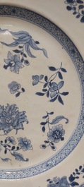 Un grand plat et 26 assiettes en porcelaine de Chine en bleu et blanc, Kangxi/Qianlong