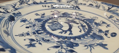 Paire de plats en porcelaine de Chine en bleu et blanc aux m&eacute;daillons centraux bomb&eacute;s, Kangxi