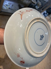 Paire de plats en porcelaine de Chine en rouge de fer et dor&eacute;, Kangxi