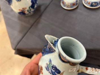 Une grande verseuse en porcelaine de Chine verte-Imari et deux paires de verseuses couvertes sur supports, Kangxi/Qianlong