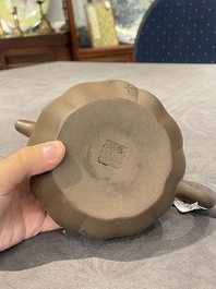 Een Chinese Yixing steengoed theepot met deksel, gesigneerd Li Yong 利永, Yixing zegelmerk, gedateerd 1934