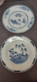 Un grand plat et 26 assiettes en porcelaine de Chine en bleu et blanc, Kangxi/Qianlong