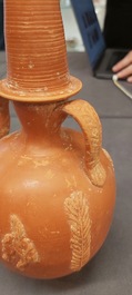 Vase amphorisque romain en sigill&eacute; d&eacute;cor&eacute; de palmettes et d'un frise de texte, Afrique du Nord, 1er/3&egrave;me