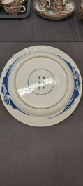 Plat en porcelaine de Chine en bleu et blanc &agrave; d&eacute;cor d'une sc&egrave;ne du 'Xi Xiang Ji', marque de Jiajing, Kangxi