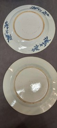 Un grand plat et 26 assiettes en porcelaine de Chine en bleu et blanc, Kangxi/Qianlong