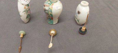 Drie Chinese famille rose en verte snuifflessen, 19e eeuw