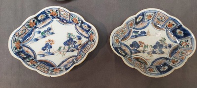 Une grande verseuse en porcelaine de Chine verte-Imari et deux paires de verseuses couvertes sur supports, Kangxi/Qianlong