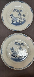 Un grand plat et 26 assiettes en porcelaine de Chine en bleu et blanc, Kangxi/Qianlong