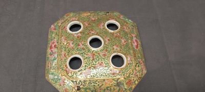 Twee fraaie Chinese Canton famille rose bloemenhouders waarvan &eacute;&eacute;n met vergulde montuur, 19e eeuw
