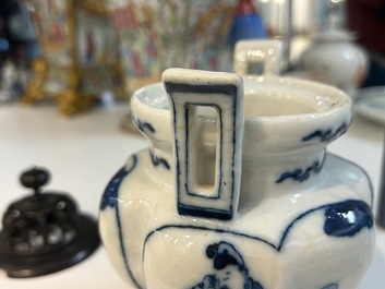 Een diverse collectie Chinees blauw-wit, ijzerrood en famille rose porselein, 19/20e eeuw