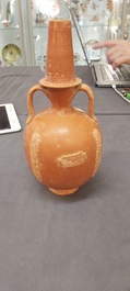 Vase amphorisque romain en sigill&eacute; d&eacute;cor&eacute; de palmettes et d'un frise de texte, Afrique du Nord, 1er/3&egrave;me