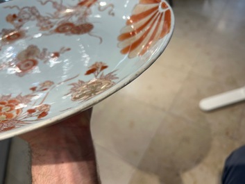 Paire de plats en porcelaine de Chine en rouge de fer et dor&eacute;, Kangxi