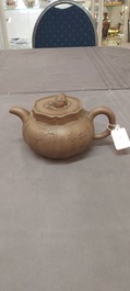 Een Chinese Yixing steengoed theepot met deksel, gesigneerd Li Yong 利永, Yixing zegelmerk, gedateerd 1934