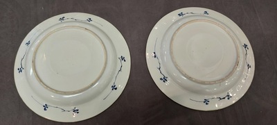 Paire de plats en porcelaine de Chine en bleu et blanc aux m&eacute;daillons centraux bomb&eacute;s, Kangxi