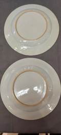 Un grand plat et 26 assiettes en porcelaine de Chine en bleu et blanc, Kangxi/Qianlong