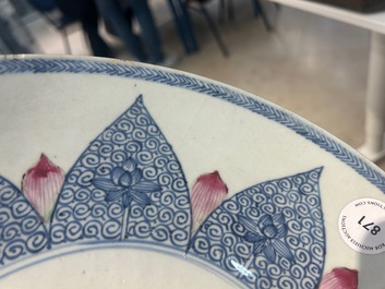 Plat en porcelaine de Chine famille rose &agrave; d&eacute;cor d'un lotus pour le march&eacute; Sud-Est asiatique, Yongzheng