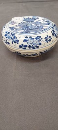 Een Chinees blauw-wit dekseldoosje met decor van antiquiteiten, Kangxi
