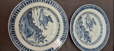 Un grand plat et 26 assiettes en porcelaine de Chine en bleu et blanc, Kangxi/Qianlong