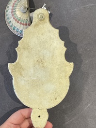 Een zeldzaam Chinees famille rose wijwatervat met deksel, Qianlong