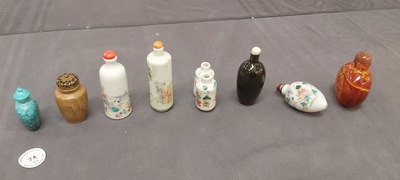 Vier Chinese famille rose snuifflessen en vier diverse snuifflessen, 19/20e eeuw
