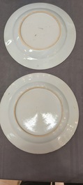 Un grand plat et 26 assiettes en porcelaine de Chine en bleu et blanc, Kangxi/Qianlong