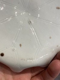 Een Chinese Dehua blanc de Chine penselenwasser met een kikker op lotusblad op houten sokkel, Kangxi/Yongzheng