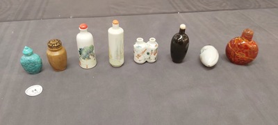 Vier Chinese famille rose snuifflessen en vier diverse snuifflessen, 19/20e eeuw