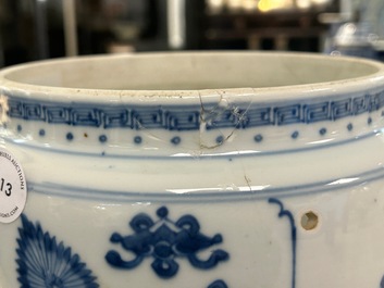 Een Chinese blauw-witte pot met decor van antiquiteiten, Kangxi