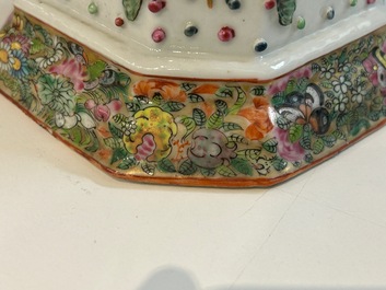 Twee fraaie Chinese Canton famille rose bloemenhouders waarvan &eacute;&eacute;n met vergulde montuur, 19e eeuw