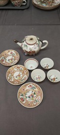 Een Chinese famille rose theepot, vier koppen en drie schotels, Yongzheng