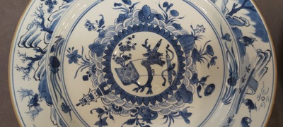 Paire de plats en porcelaine de Chine en bleu et blanc aux m&eacute;daillons centraux bomb&eacute;s, Kangxi