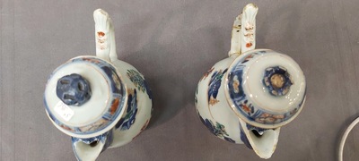 Une grande verseuse en porcelaine de Chine verte-Imari et deux paires de verseuses couvertes sur supports, Kangxi/Qianlong