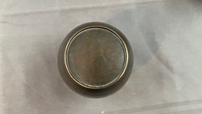 Twee Vietnamese met zilver en koper ingelegde paktong stukken en een blauw-witte kalebasvaas, 16e en 19e eeuw