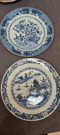 Un grand plat et 26 assiettes en porcelaine de Chine en bleu et blanc, Kangxi/Qianlong